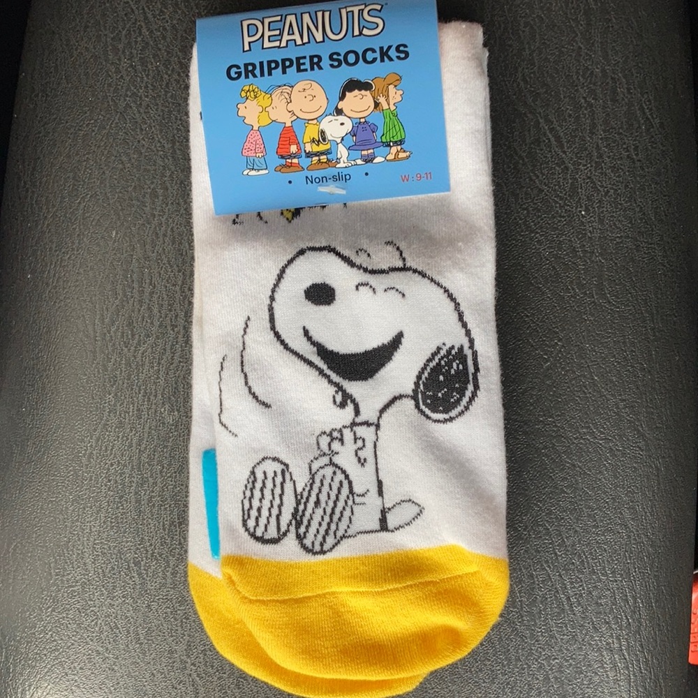 3/$25⚜️Peanuts Snoopy White and Yellow Gripper Socks!